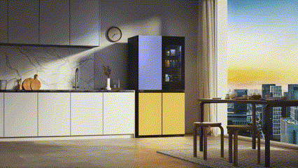 Das Bild zeigt, wie Reinigungsmittel in die Waschmaschine gegeben wird.